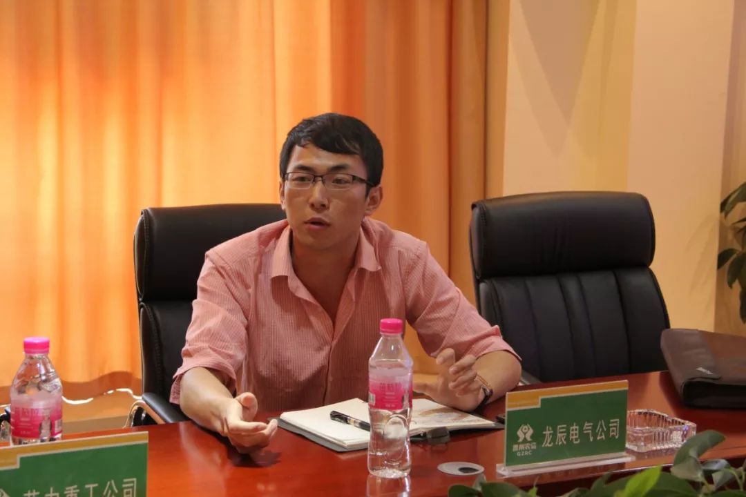 图为:企业代表发言会议,陈开波表达了大家对农信社