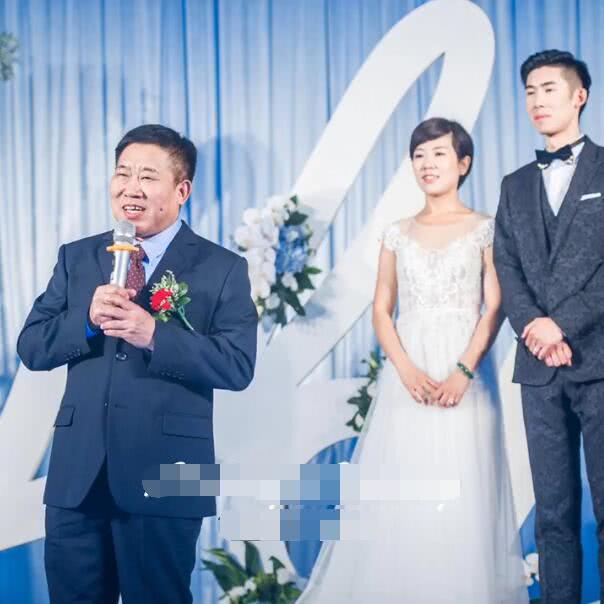 近日,有网友晒出杜旭东女儿杜金京结婚的照片,据悉这是杜金京第二次