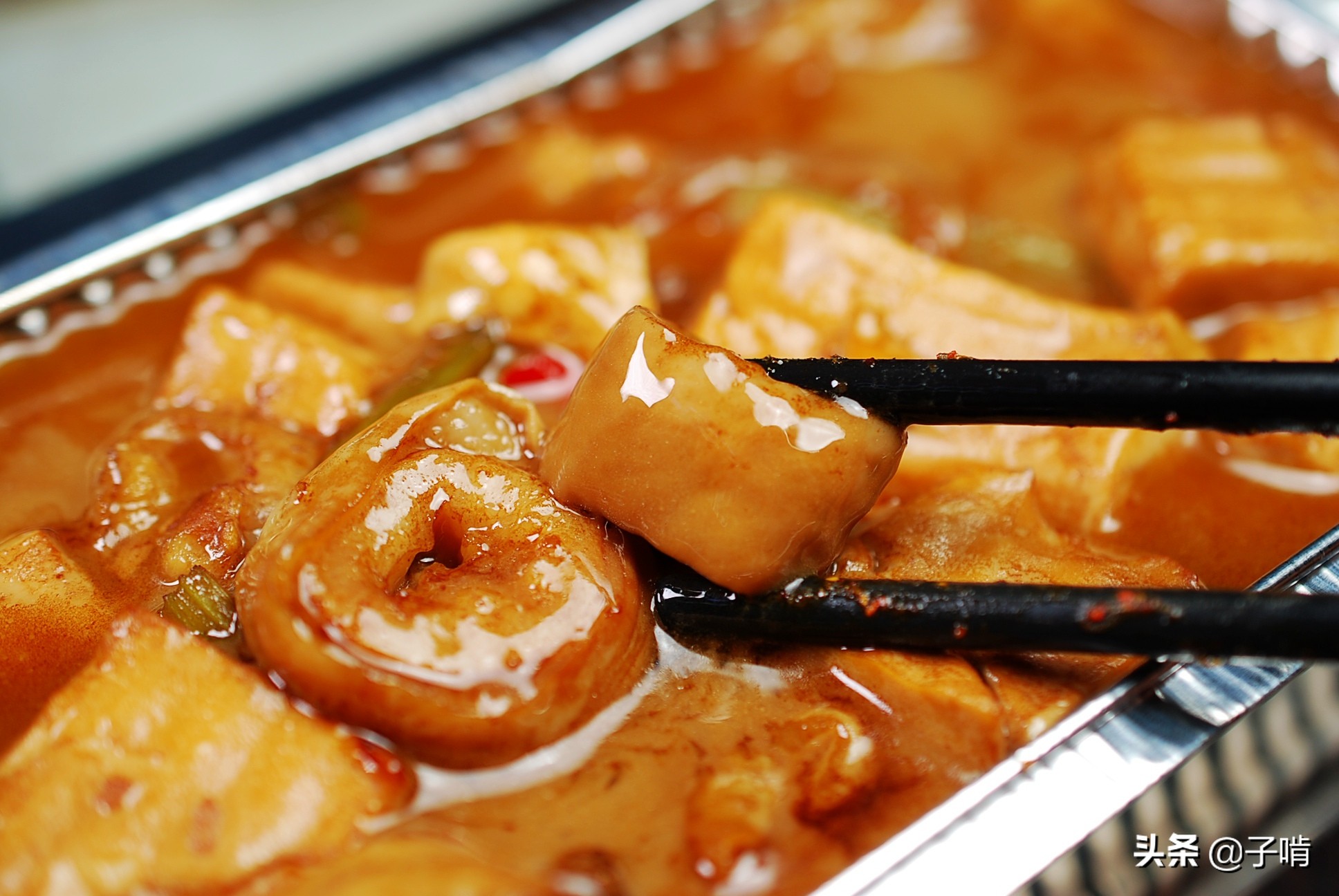 臭豆腐烧肥肠冒着臭味,让别桌的顾客都捂鼻子不停抱怨,越臭越香