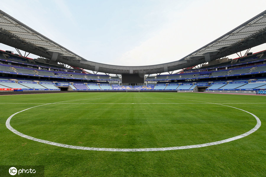 江苏苏宁易购主场利用休赛期更换草皮 南京奥体中心焕然一新