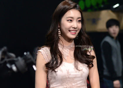 faker直播看恩静照片,反应过来在直播瞬间关掉,太心酸了!_故事