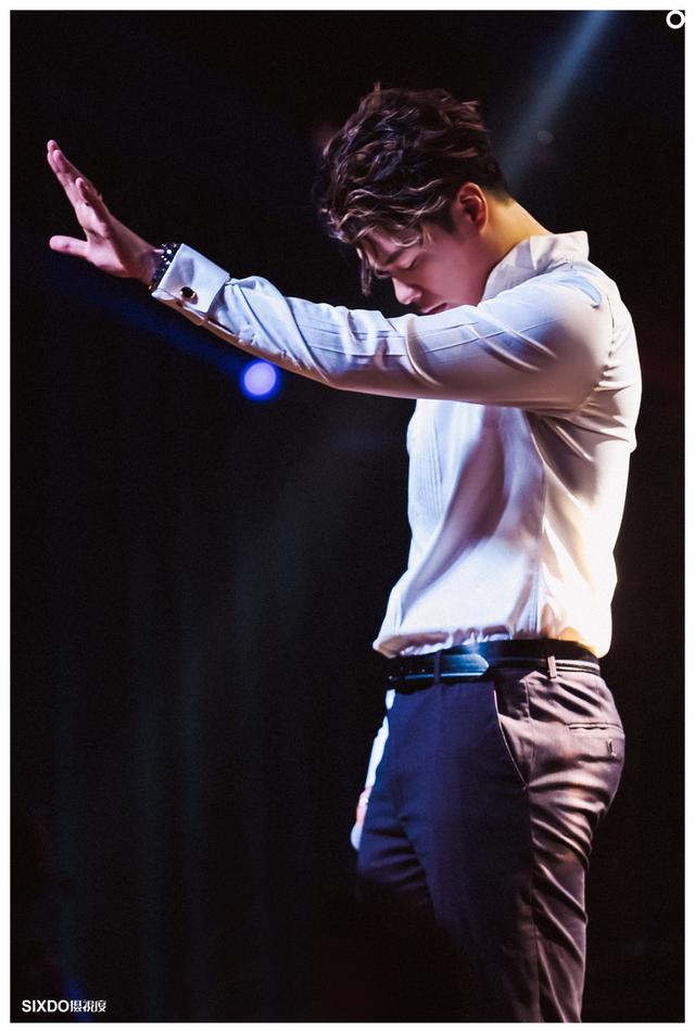 冯嘉豪新歌健忘首秀现场散发感人魅力曲风神秘直击粉丝耳膜