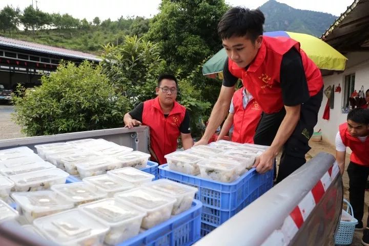 黃美珍是連平縣油溪鎮人,在6月10日洪災發生第二天,她所在的企業就