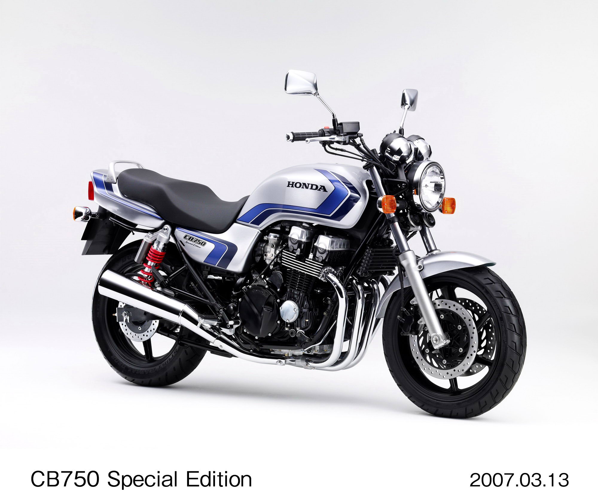 纪念他们历史上首台搭载直列四汽缸发动机的量产车 1969 dream cb750