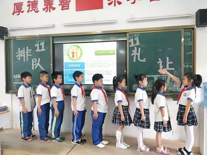 渭河小学将以此主题教育活动为契机,让学生将排队礼让和文明礼仪成为