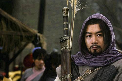 杨志是发配之人,身份低微.