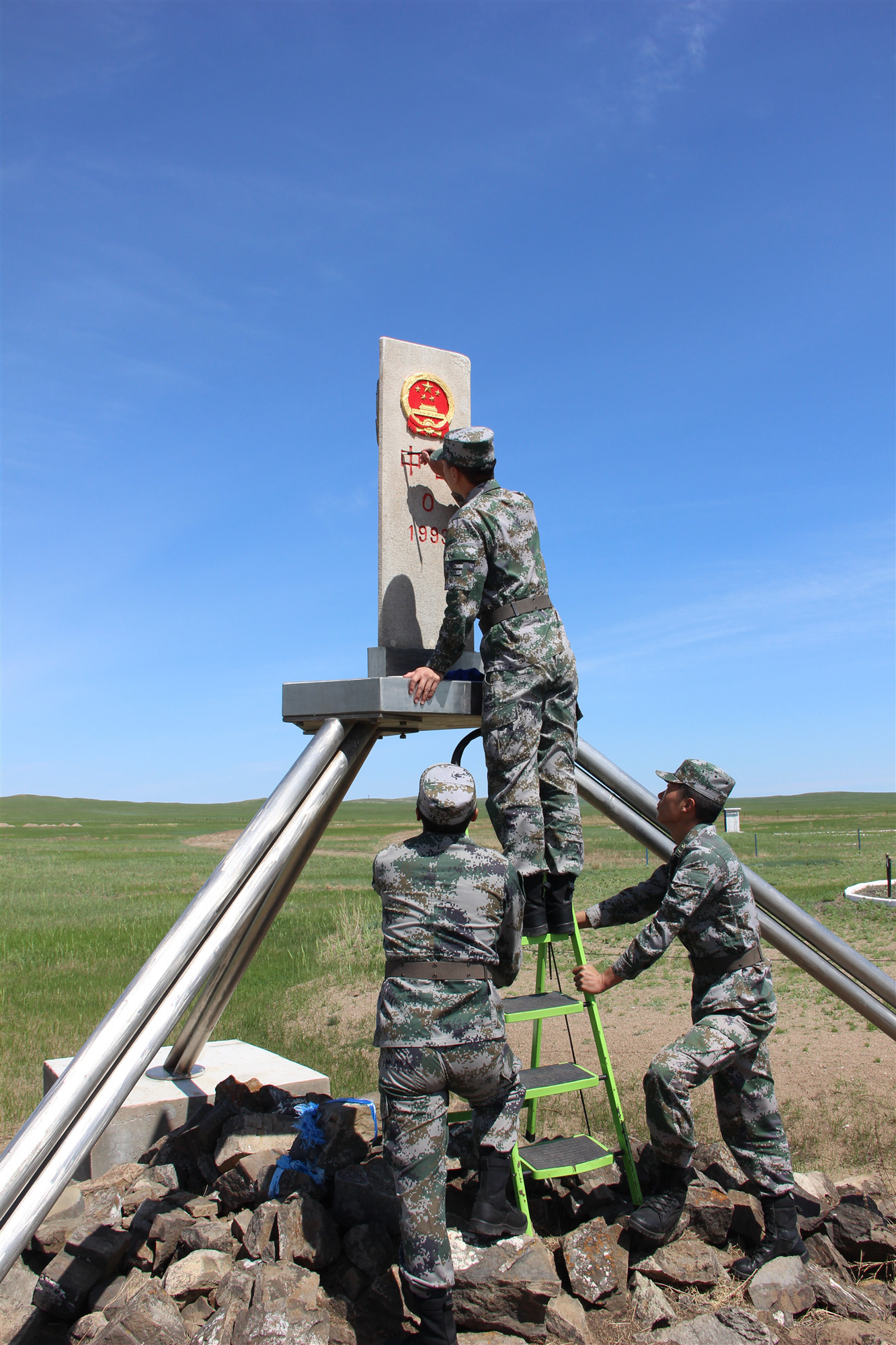 界碑描红主题活动第三采访分队15日到达北部战区内蒙古边防某旅一连