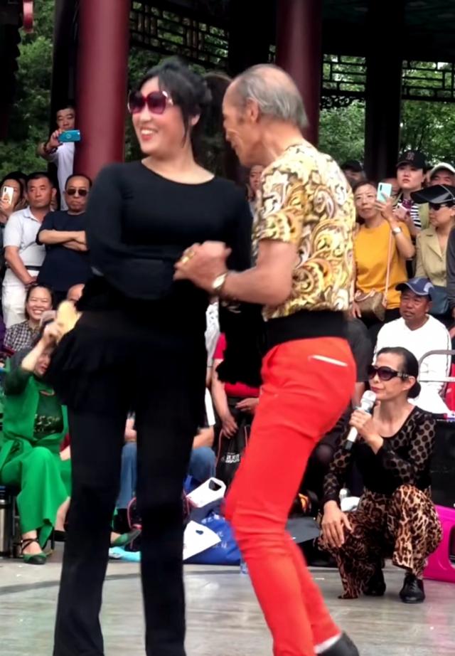 天津8旬张大爷跟美女热舞蹿红网友纷纷吐槽辣眼睛