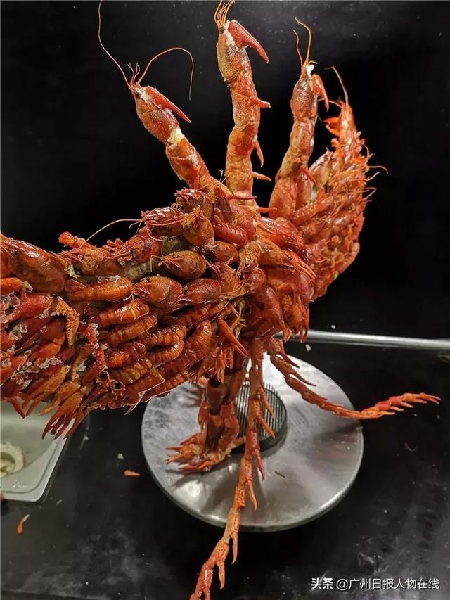 小龙虾吃出新高度他竟将龙虾壳做成艺术品