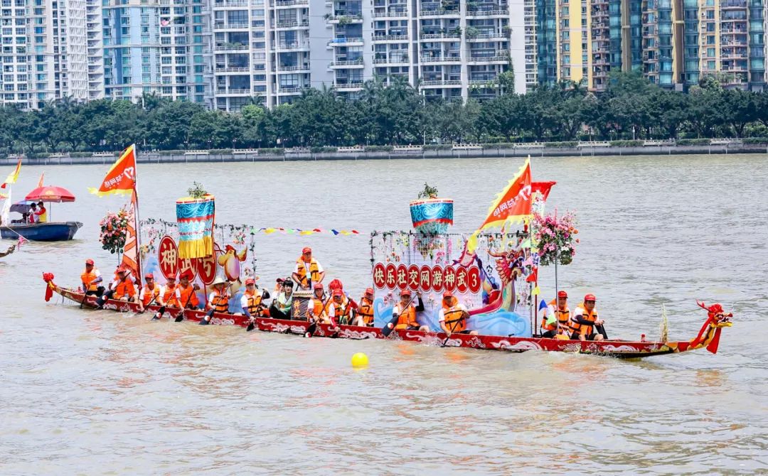 龙头雕刻匠人霍俊杰共同创作,以广州传统龙船为基底,融入《神武3》