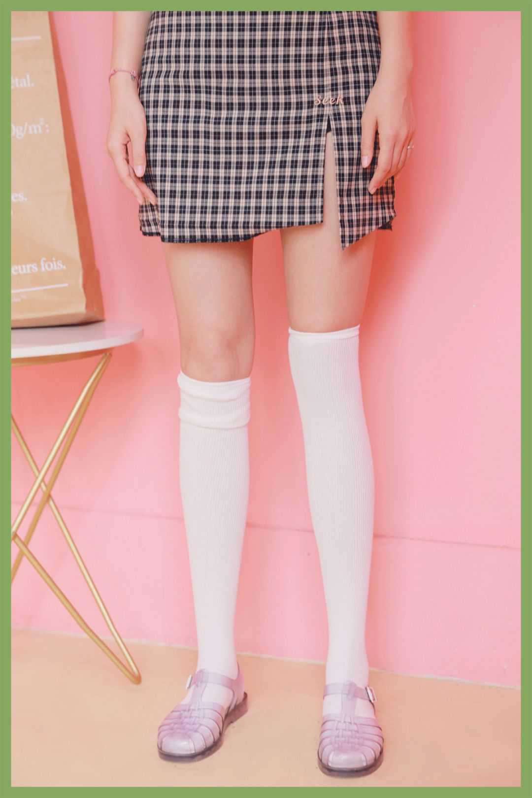 搭配乳白色半袜让整个腿部看起来有种16岁少女才有的轻盈感这得迷倒