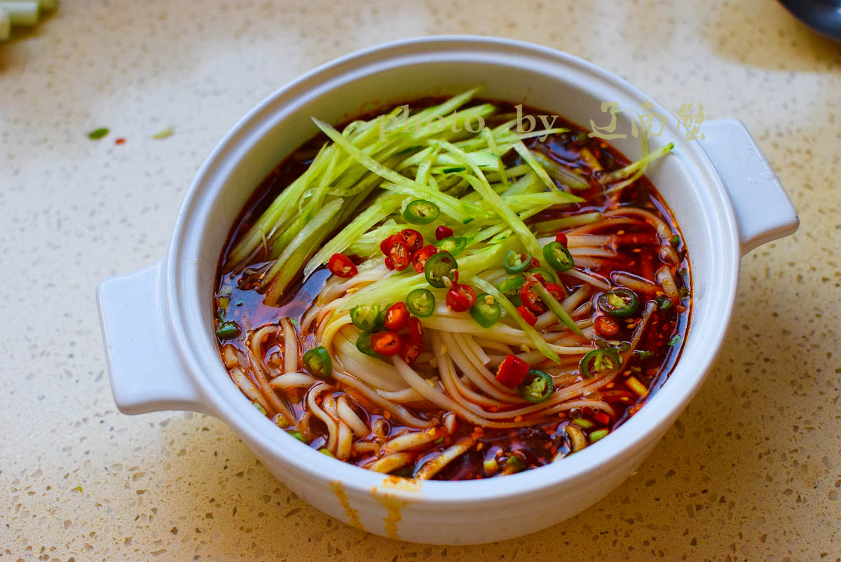 如果不担心太凉吃了不舒服,把冷汤换成热汤,面条不过凉就可以了.