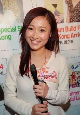 等节目演出而受到观众注目,并在电影《行运一条龙》饰演「小芬女」一