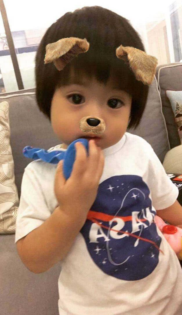 林志颖老婆带双胞胎游玩美腿抢镜,小儿子表情呆萌颜值赛过老爸_kyson