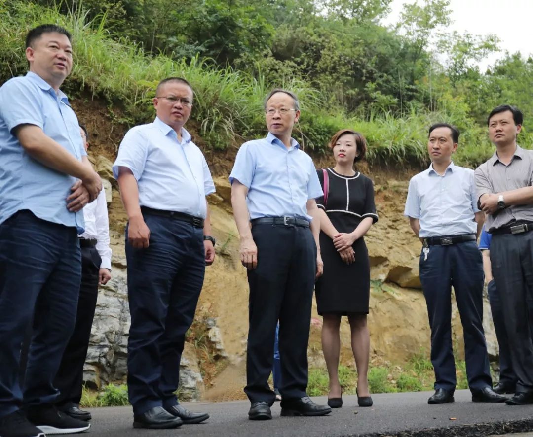 察看花江鎮涼水井村小龍蝦基地受災情況