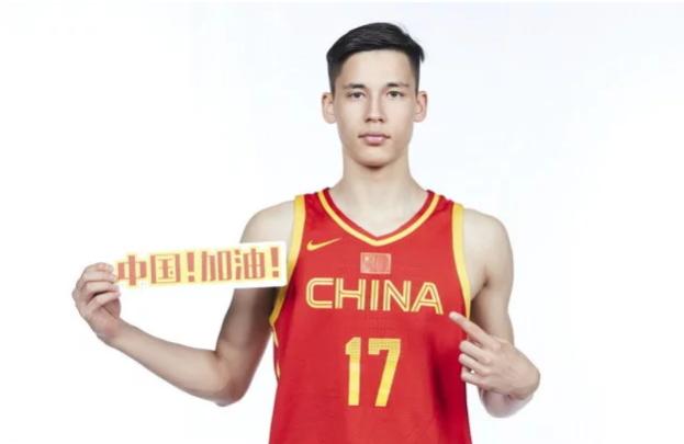 对此很多球迷认为中国篮球也应该开启归化之路,其实在之前已经有混血