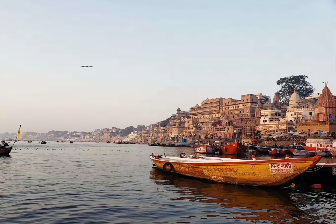 恒河印度人心中的圣河能洗澡能喝还能进行水葬