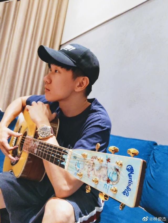 林俊杰机场被拍经纪人徐佩云一下把粉丝手机打飞明星脾气果然大呀