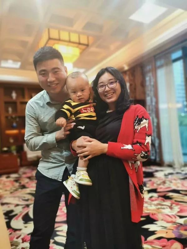 黄凯:感谢老婆今年给我生了对双胞胎,让我今年过上了父亲节,作为家里