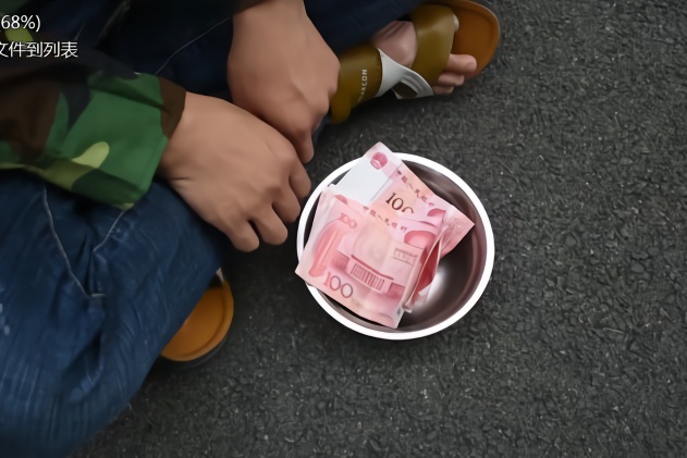 富家女输光积蓄没钱给奶奶治病被唾弃路边乞丐为报恩付出所有