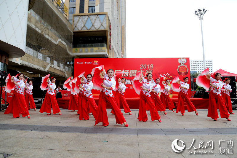 人民广场舞大赛南宁站决赛舞出八桂绚丽民族风