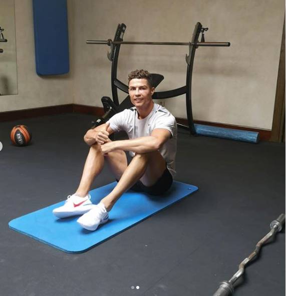 时刻不放松,c罗晒早上健身房训练照片