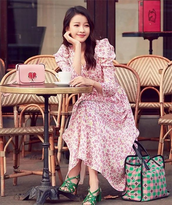 孙怡哪像2岁孩子的妈穿针织裙配凉鞋对镜一笑美成18岁少女