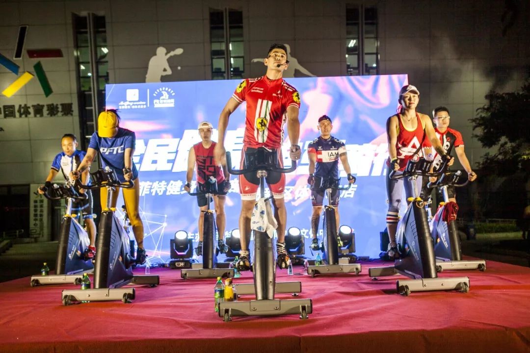 在领骑团队的带领下踩着动感的音乐节奏两百辆动感单车,早已整齐摆放6