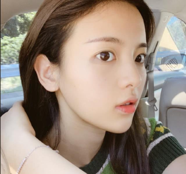 杨超越素颜自拍照,清爽纯净眼圈抢镜, 皮肤白嫩少女感十足