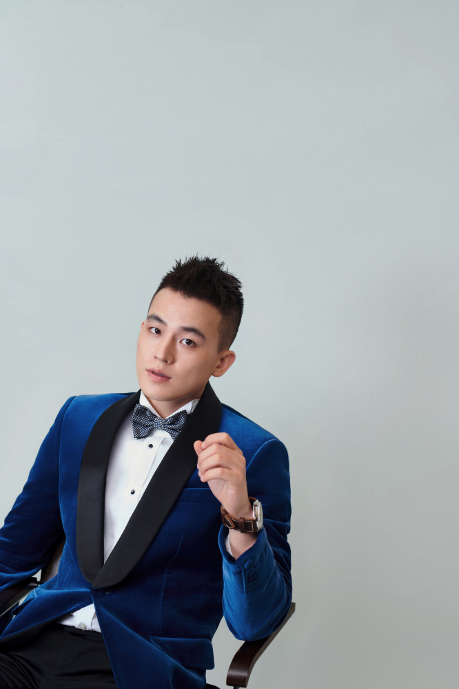 欧豪雅痞绅士风亮相上影节红毯参演八佰铤而走险展多面魅力