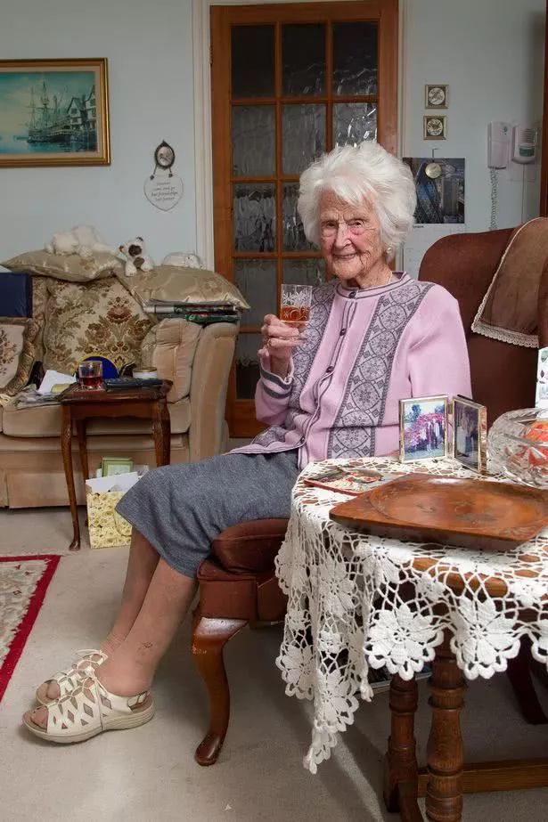 英国最长寿老人梦中安详去世112年来亲历两次世界大战