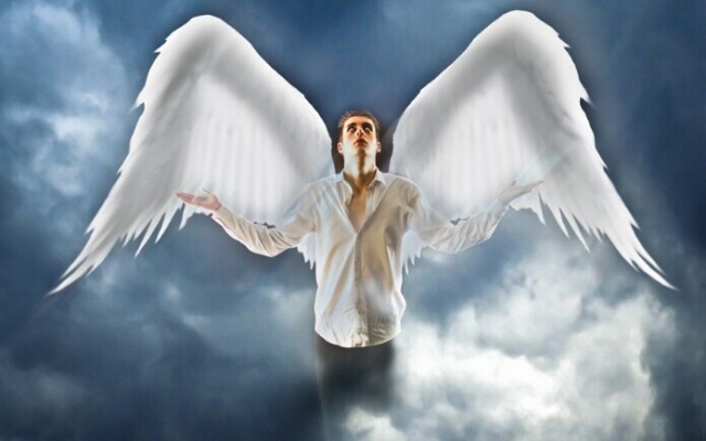 富翁的灵魂飘啊飘,来到一片空旷的地方,这时,他发现上帝在前面.