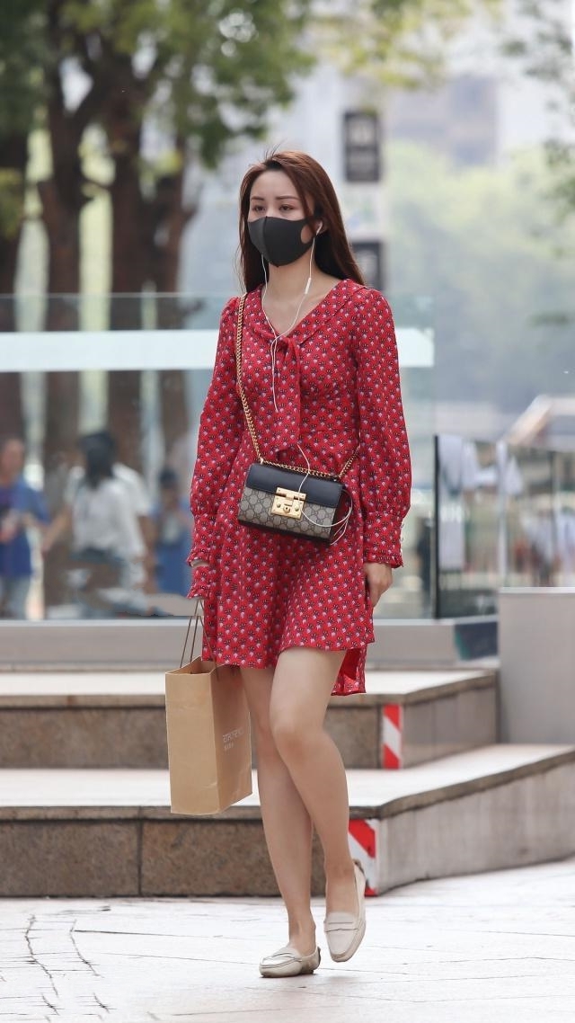 路人街拍白色连衣裙很显时尚风清新淡雅更显唯美气质