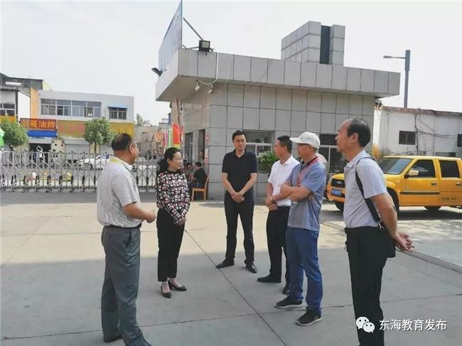 桃林镇6月14日,桃林镇党委书记陈新玲来到东海县初级中学考点,代表镇