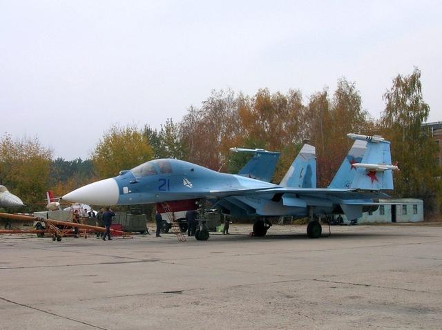 苏33舰载机还进行了机翼折叠设计,这样以来,就能够在航空母舰上装备