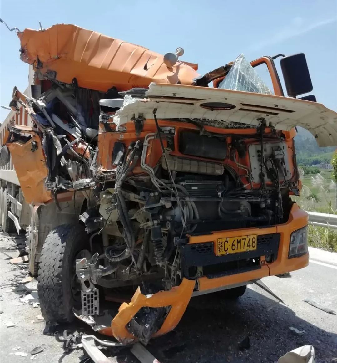 蕲南蕲北相继发生大货车相撞事故. |大蕲头条_江西