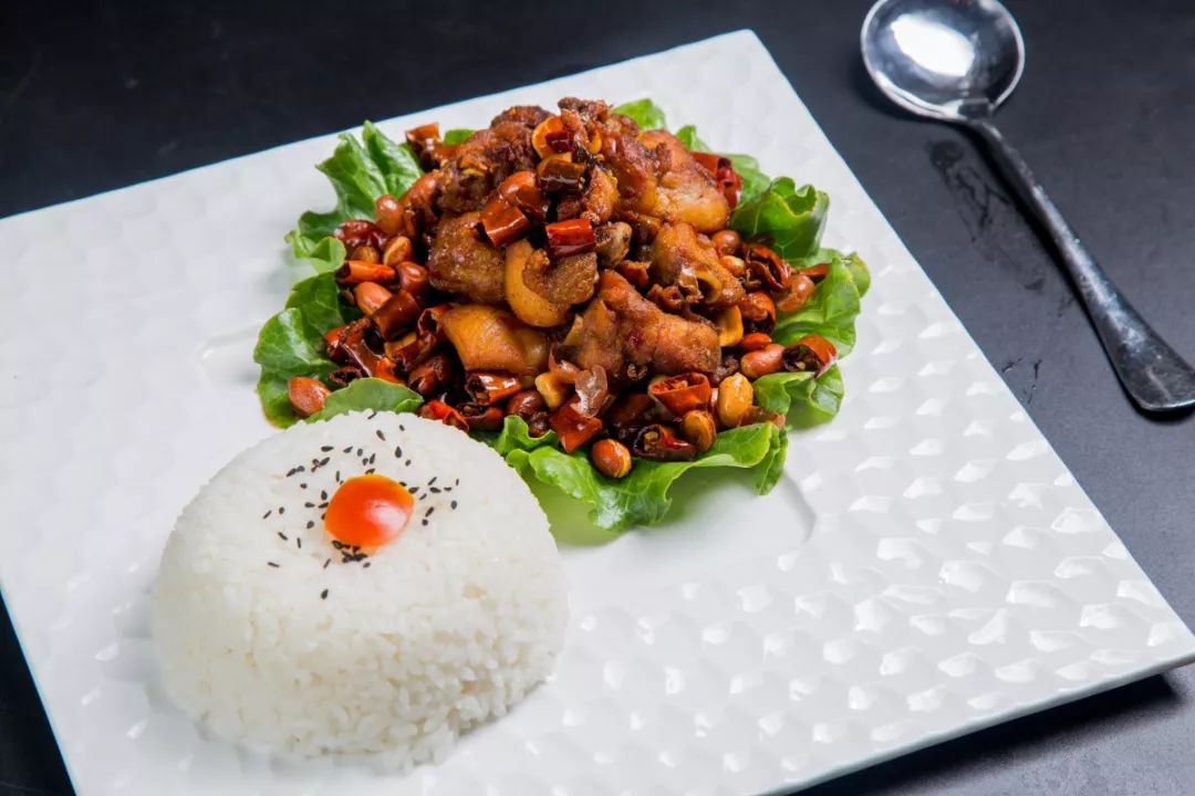 simple meals麻辣牛腩饭点单率超高的一道餐食麻辣劲爆,色泽金黄让人