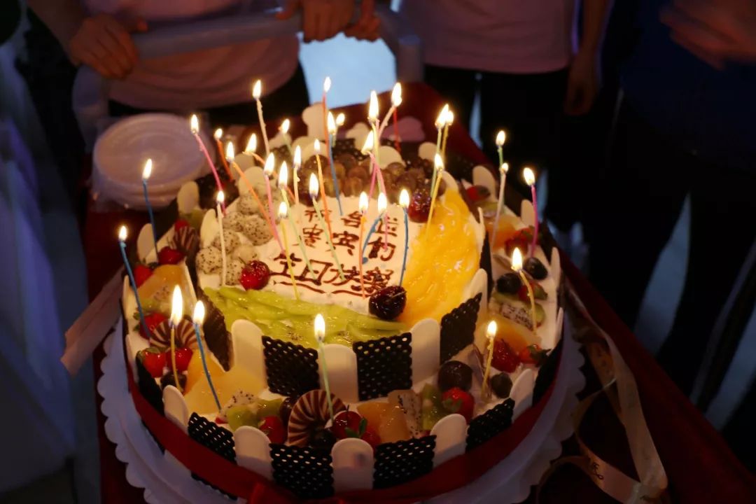 温情与共中铁任之健康城六月贵宾集体生日会让家人收获满满感动