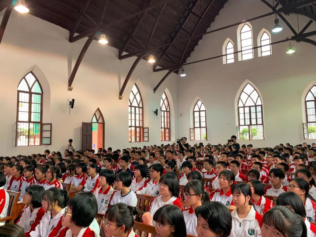 6月14日下午,福州高级中学的力礼堂里星光熠熠,来自福建省戏剧家协会