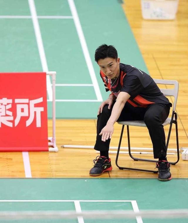 桃色绯闻缠身无碍好心情日本羽球一哥客串边裁遭打趣戏精上身