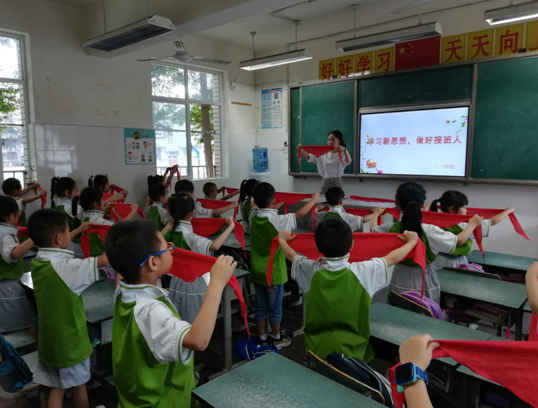 成都市新都区龙桥小学开展少先队知识培训