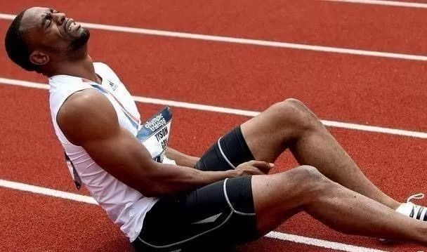 运动损伤中最常出现的是腘绳肌拉伤,其主要因素为以下几点:为例以短跑