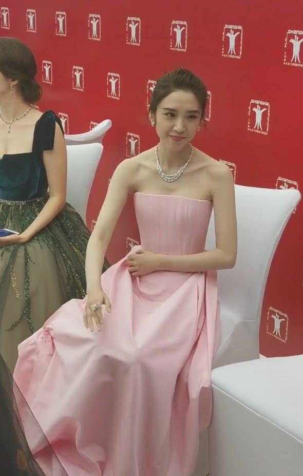 唐艺昕活动图曝光没有美颜滤镜依然白到发光