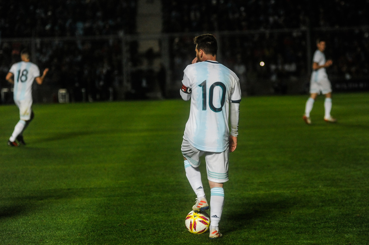 阿根廷输球,梅西怪草皮,球迷怪后防,前锋没责任?