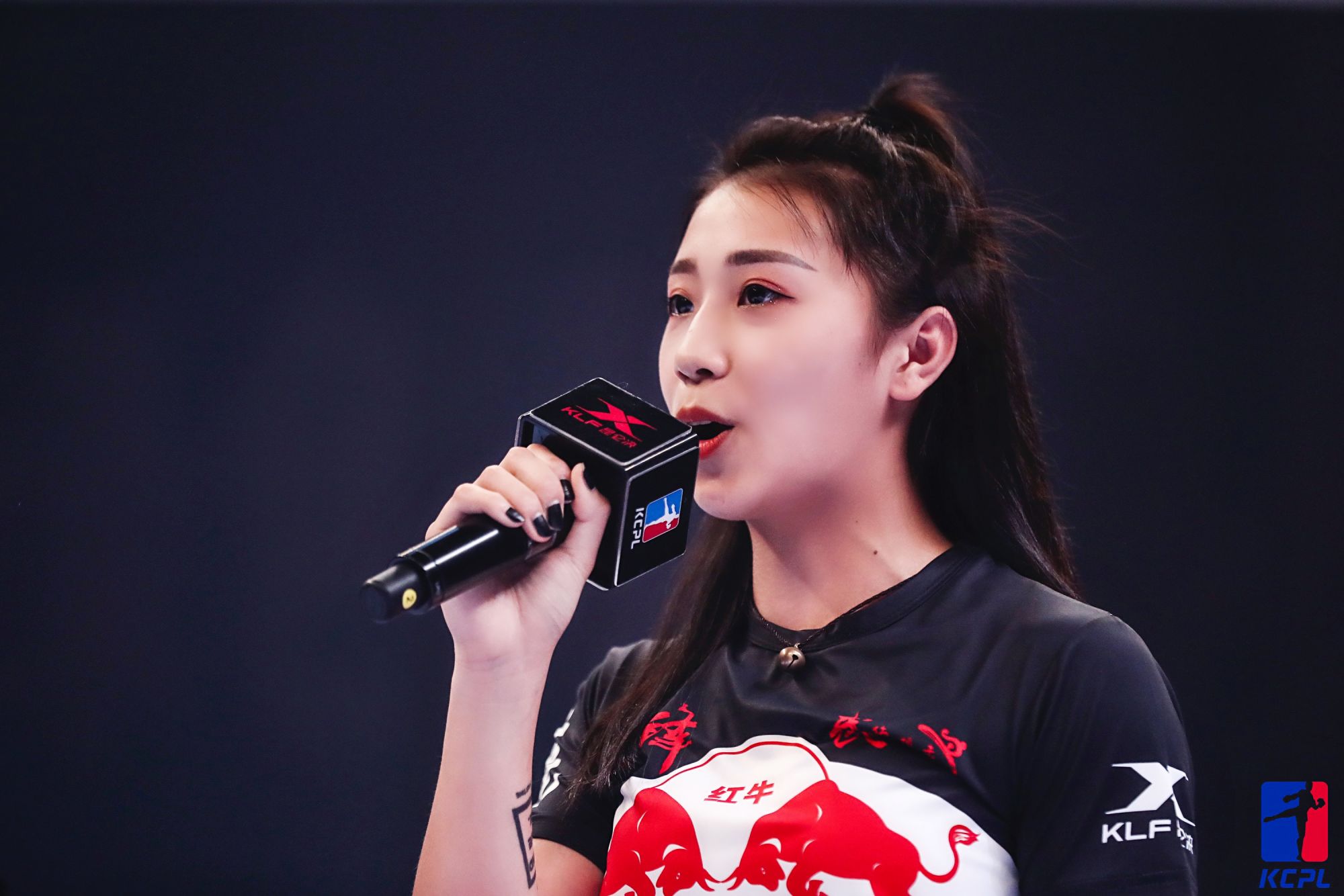 另外在当晚的赛中,日前走红网络的00后搏击女孩张思雨也出现在比赛