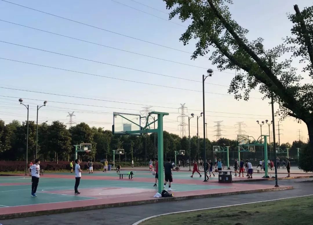 体育场室外篮球场大受欢迎