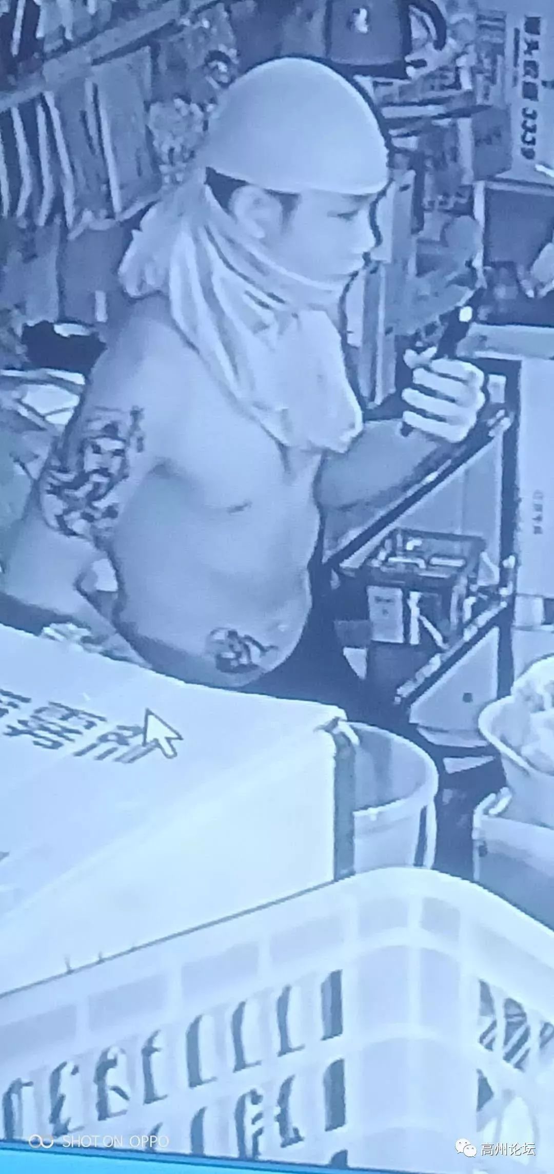 在高州化州持大刀长棍疯狂盗窃商铺的蒙面侠团伙被抓在高州作案视频