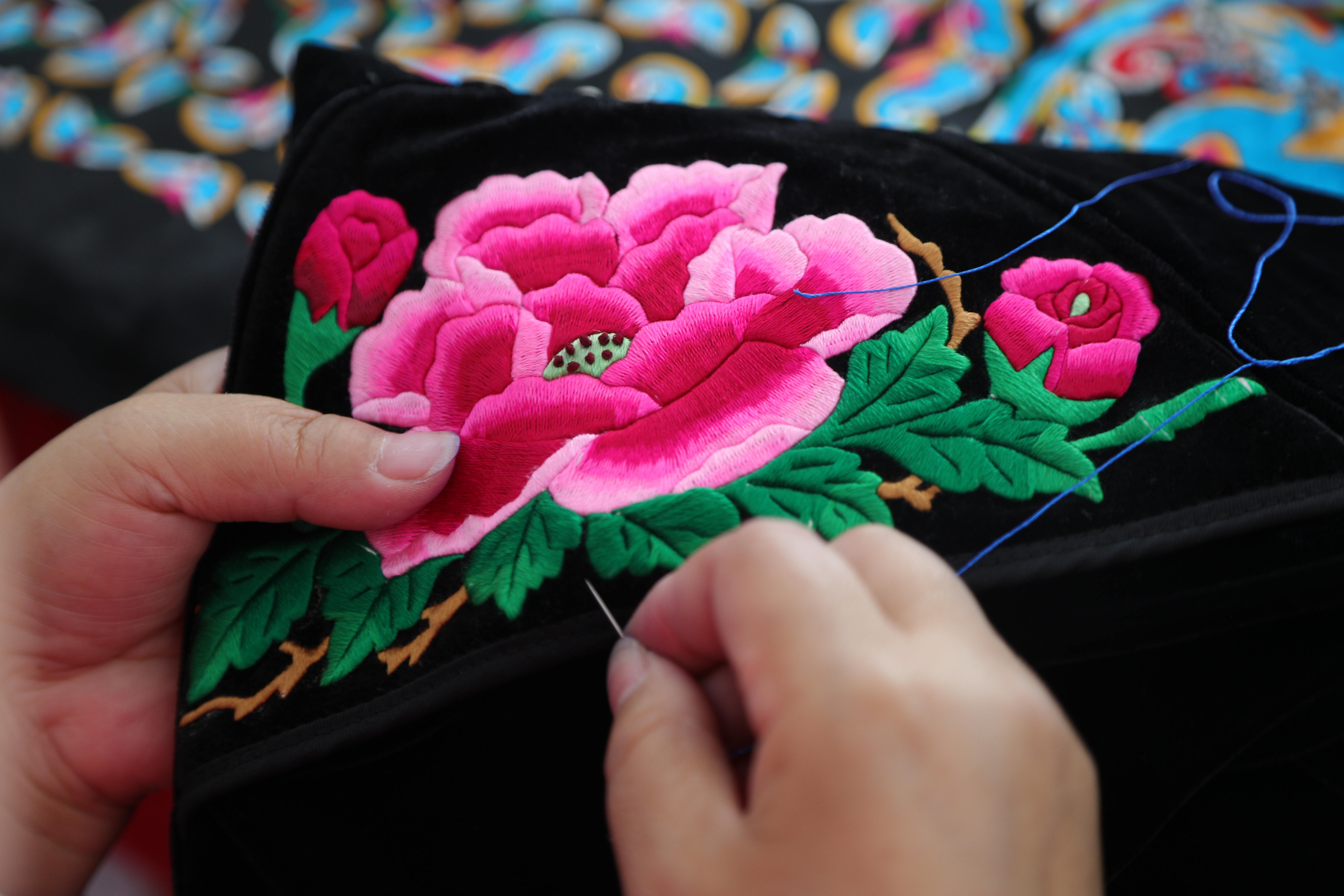 在贵州省黔东南苗族侗族自治州雷山县,朱佳莉在刺绣