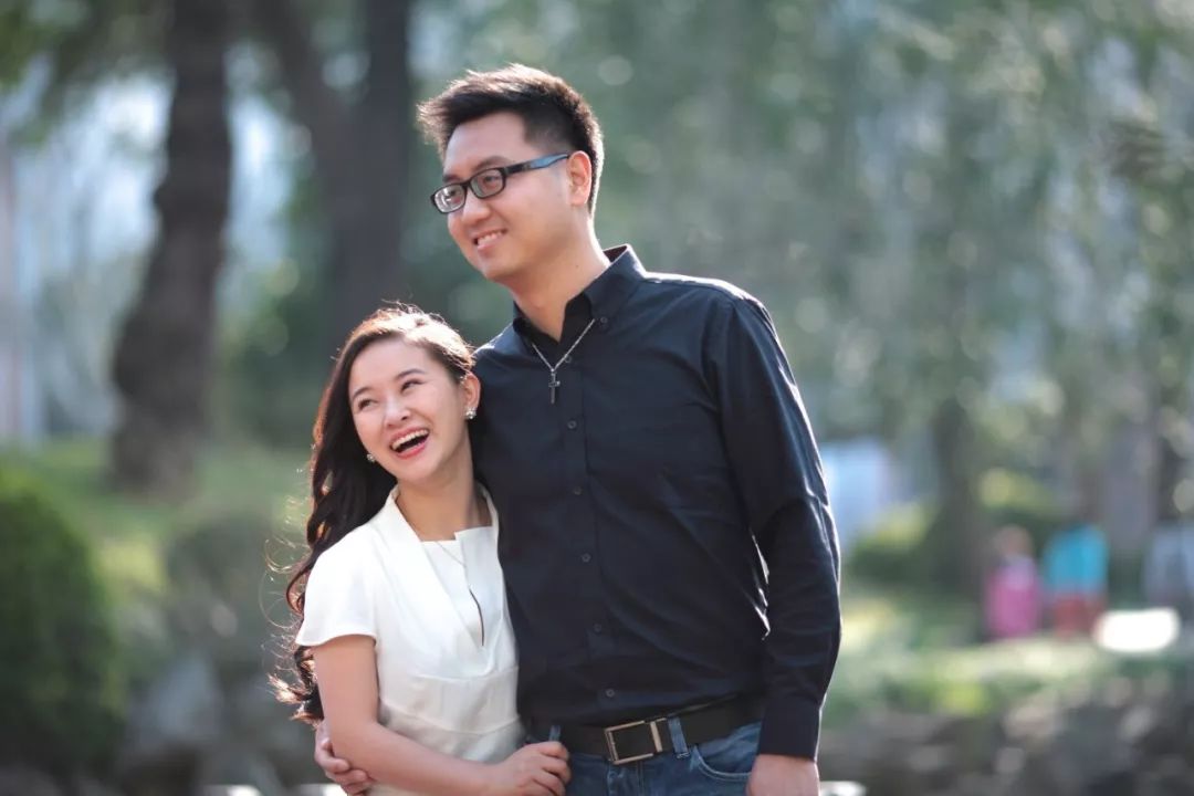 廖智和charles廖智是很开心的,眼前帅帅高高的男生就是要找的那杆人