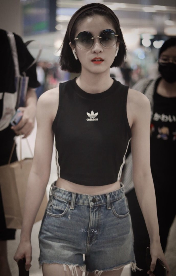 张雪迎穿露脐背心秀"蚂蚁腰",超短裤下露出的腿却让人一言难尽_身材